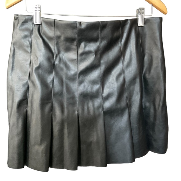 Black Vegan Leather Pleated Tennis Skirt Large - Picture 4 of 6